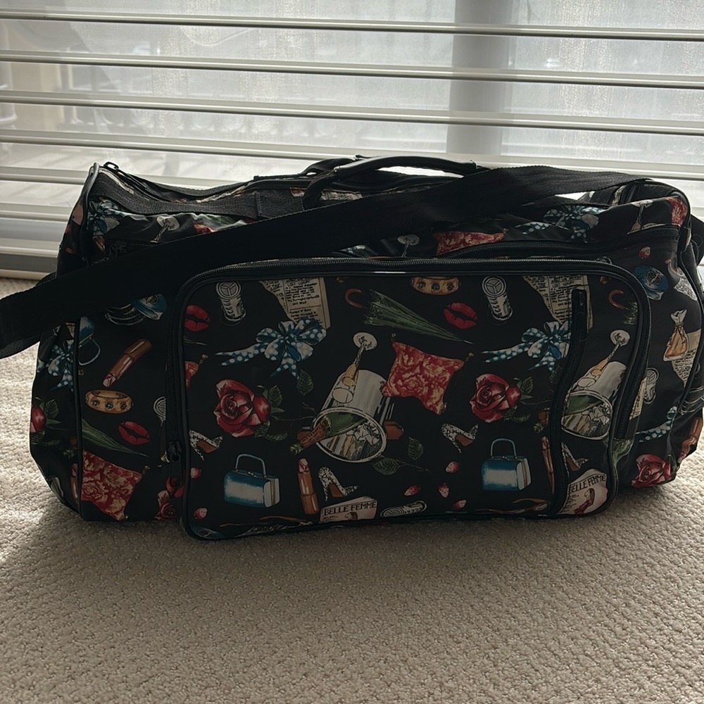 Nicole Miller Vintage zippered tote with multiple pockets in like new condition
